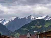 Teleblick über Häuserdächer von Zedlach zu Bergkette in den Hohen Tauern